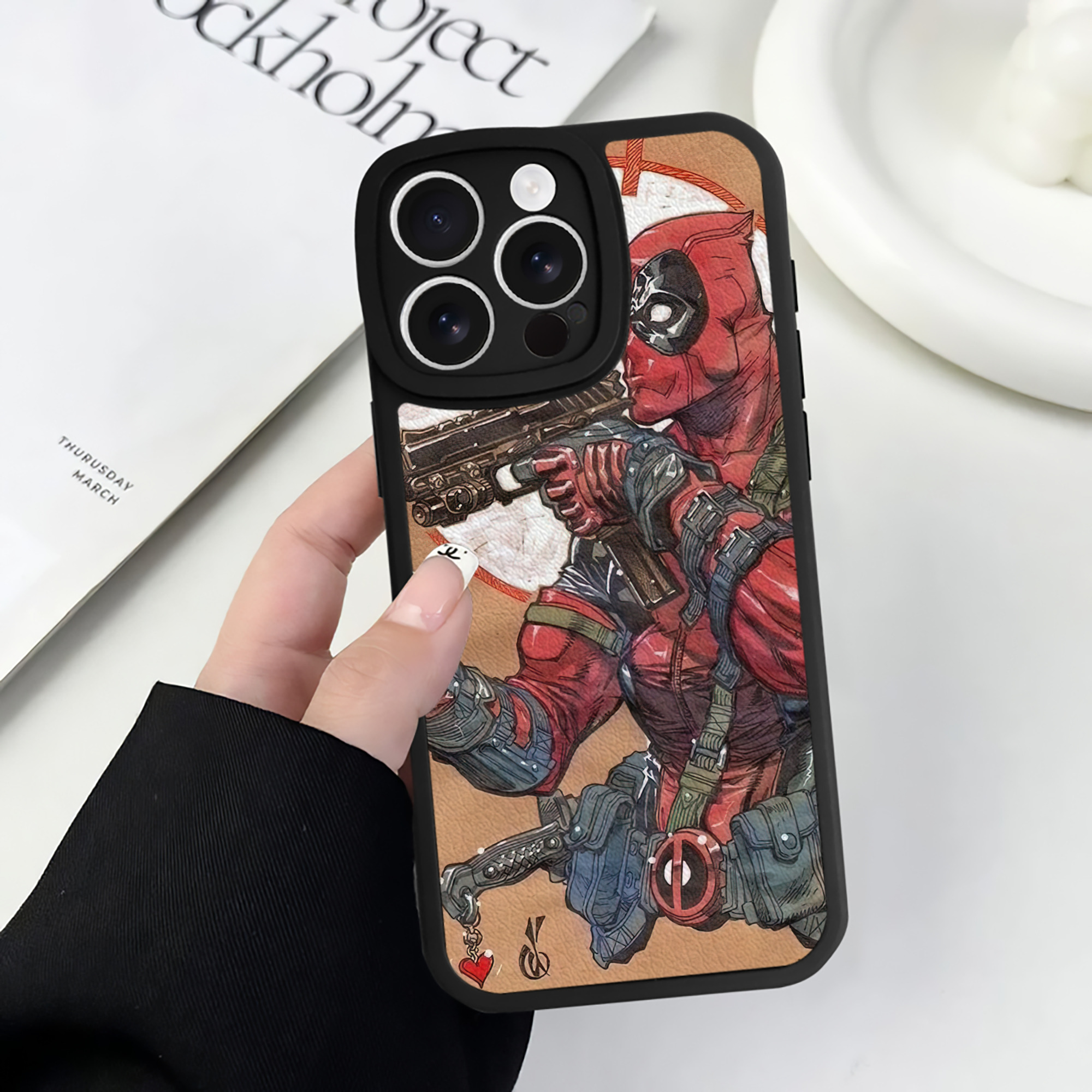 （画像用） Deadpool デッドプール 【iPhone 16シリーズ対応】シリコンスマホケース（レザー調） 材質：シリコン